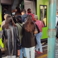 Parole della domenica, la difficile vita dei pendolari alle prese con i quotidiani ritardi dei treni. Ma c’è chi li difende